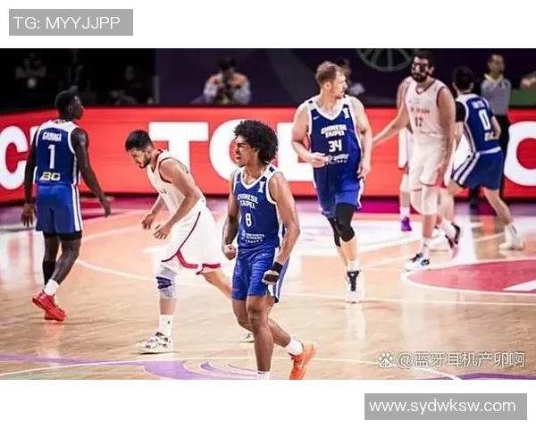 中国男篮世界杯预选赛逆转胜利 全员奋战力克对手迎来关键胜局