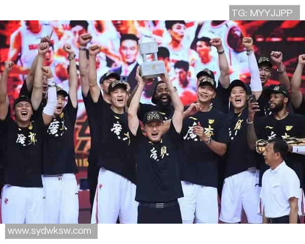 广东宏远迎强敌鏖战四节逆转取胜展现冠军底蕴与团队凝聚力 广东宏远迎强敌鏖战四节逆转取胜展现冠军底蕴与团队凝聚力