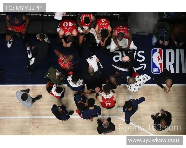 洛杉矶快船对阵强敌全场激战揭示球队新赛季潜力与挑战